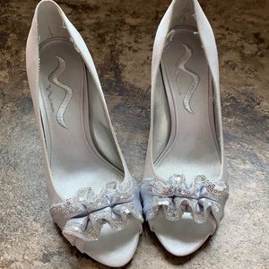 Nina open toe pumps size 8M gray w/ sequin ruffle